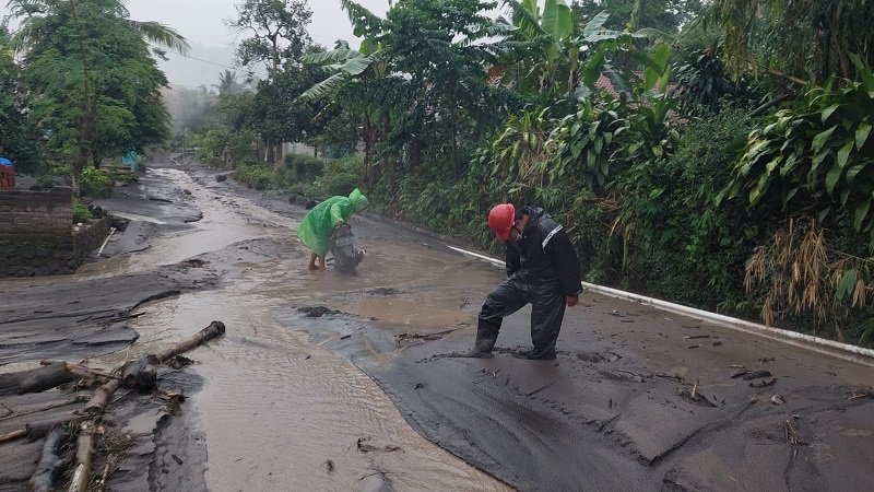 Hujan lebat mengakibatkan Gunung Semeru kembali mengeluarkan lahar dingin dan menggenangi rumah warga (Foto / Metro TV)