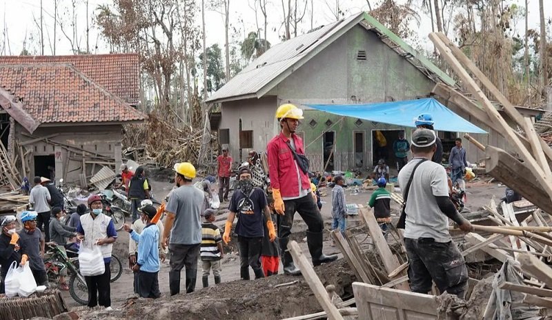 Semeru Level Siaga, Warga Selamatkan Barang Berharga