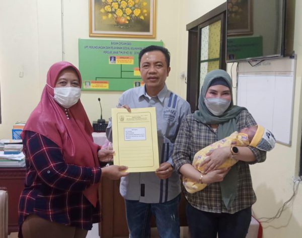 Wabup Rahmat Santoso bersama istri saat menjemput bayi yang dibuang dalam tas ransel. (ist)