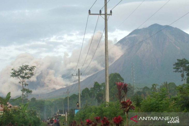 Gunung Semeru luncurkan awan panas guguran pada Minggu (19/12/2021) pagi. (ANTARA/VJ Hamka Agung Balya)