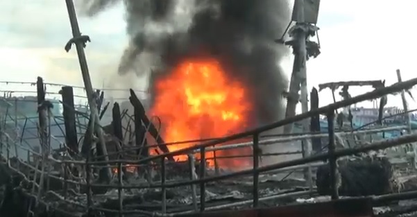 Api berkobar di atas kapal pengangkut ikan di Pelabuhan Mayangan, Probolinggo. (metrotv)