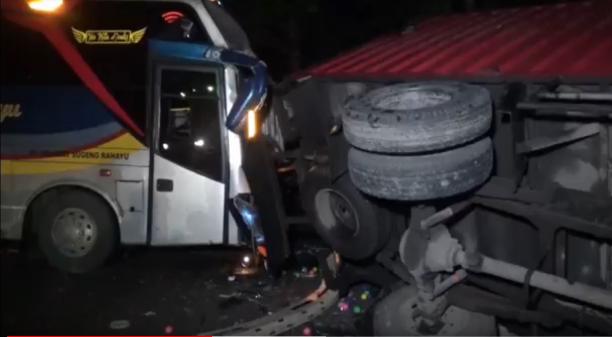 Tabrakan! Bus Sugeng Rahayu Hantam Truk Hingga Terguling di Ngawi