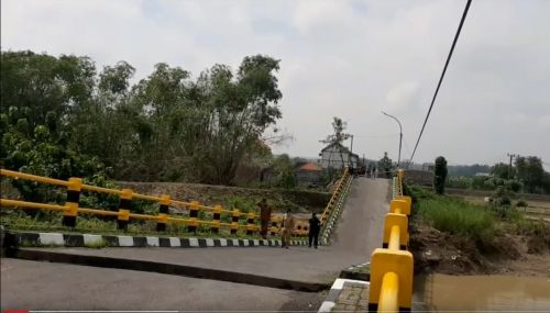 Kondisi jembatan di Gresik yang ambles Minggu, 19 Desember 2021. (metrotv)