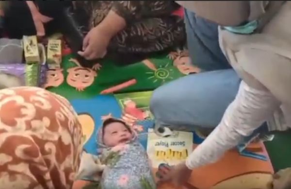 Dirujuk, Ibu Hamil dari Kepulauan Sumenep Melahirkan di Atas Kapal