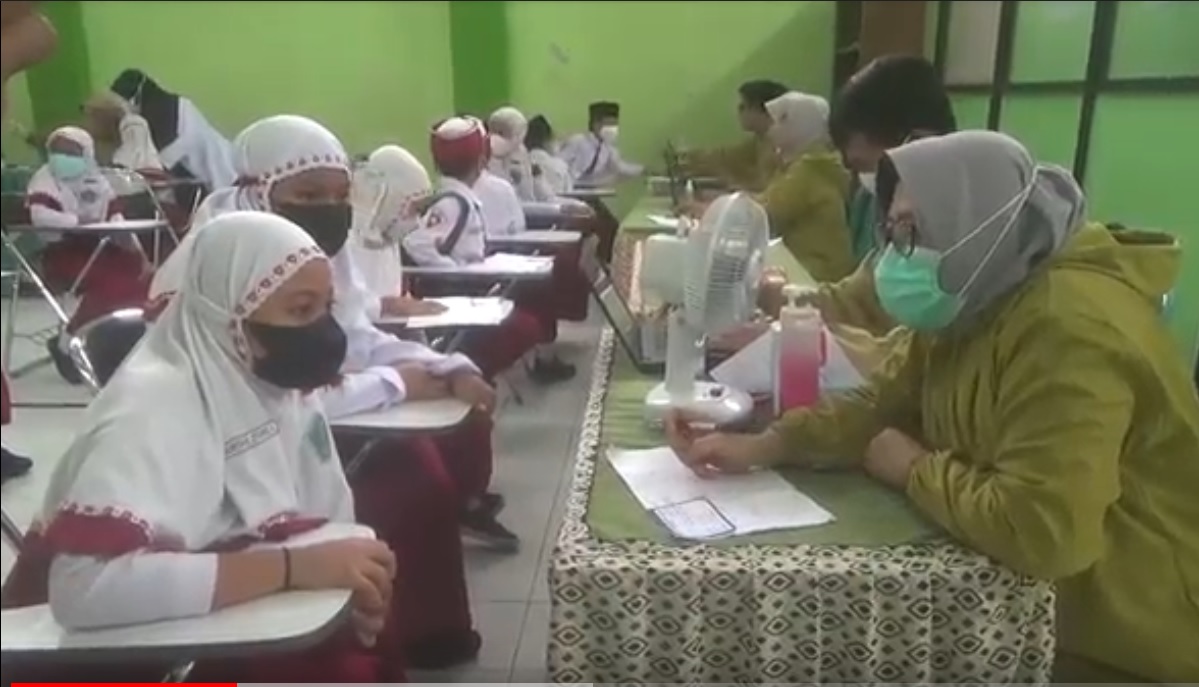 Siswa SD di Kabupaten Kediri mulai menjalani vaksin. (metrotv)