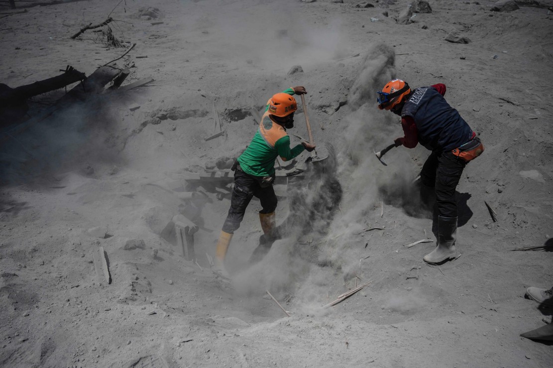 Tim SAR Gabungan melakukan pencarian korban erupsi Semeru (ist)