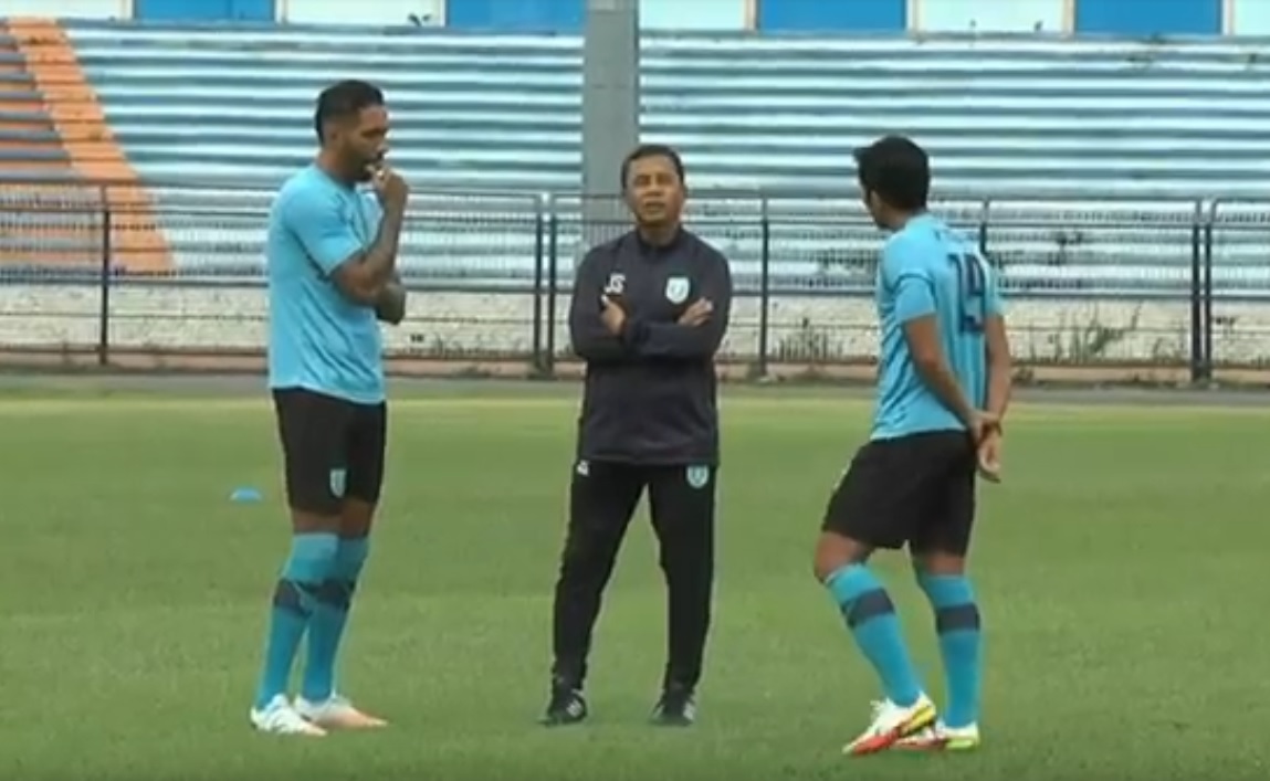 Jafri Sastra memimpin latihan perdana Persela jelang putaran kedua Liga 1. (metrotv)