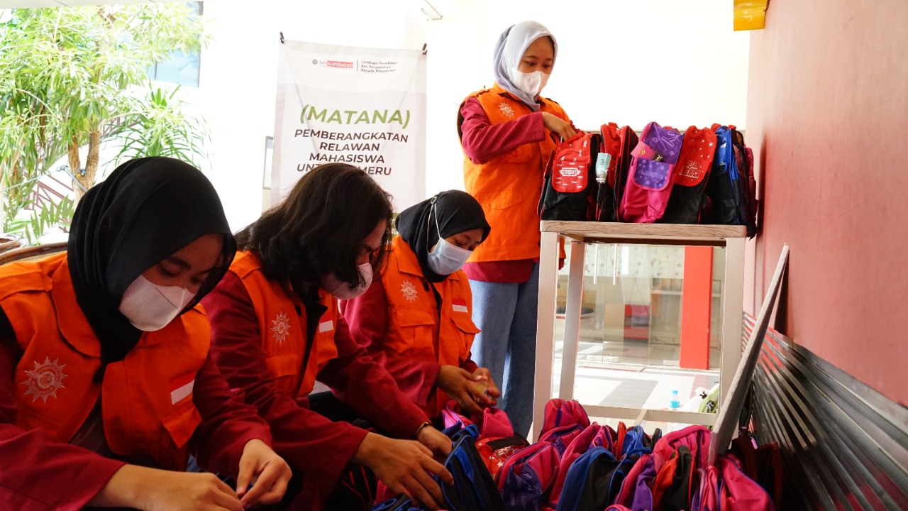 Relawan dari UMS siap mendistribusikan bantuan berupa paket pendidikan untuk anak korban erupsi Semeru (Foto / Metro TV)