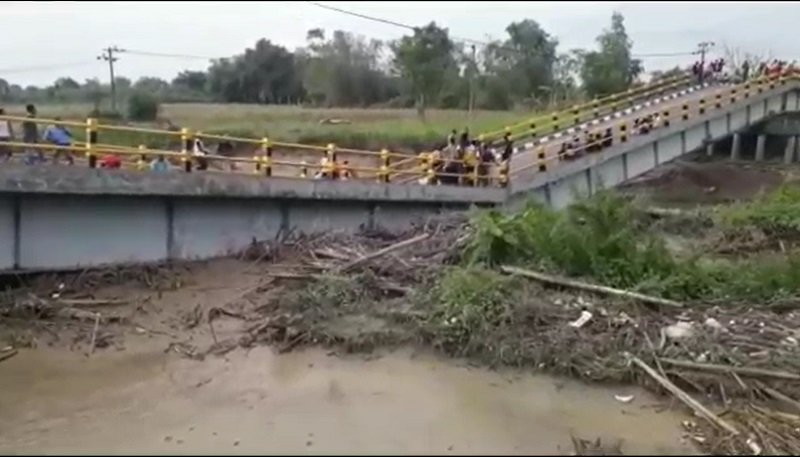 Kondisi Jembatan Gresik putus usai diterjang banjir (Foto / Metro TV)