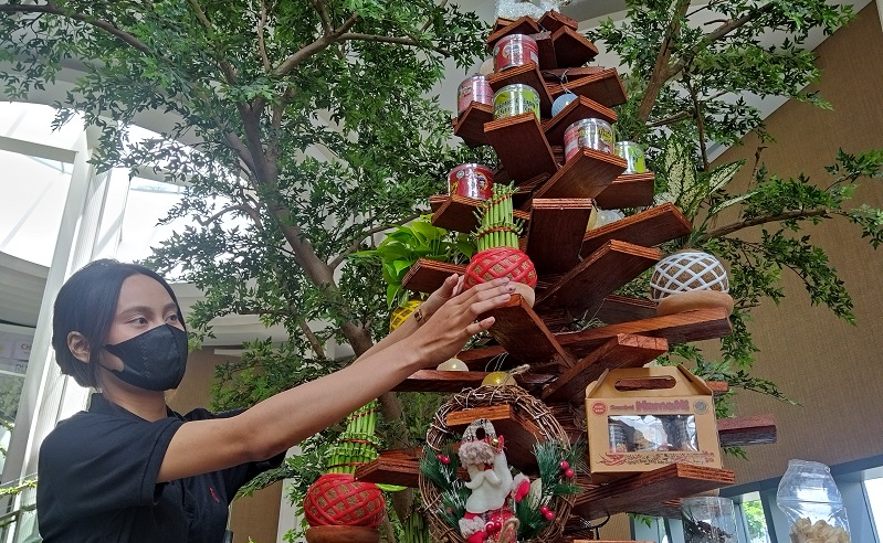 Penampakan pohon natal yang dibuat dengan beberapa produk cemilan khas Malang Raya (Foto / Metro TV)