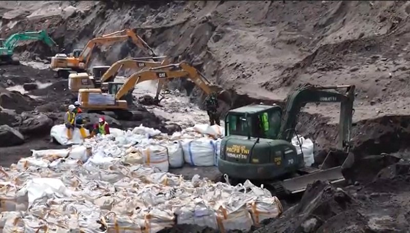 Petugas Gabungan Buat Aliran Baru Lahar Semeru, Ini Alasannya