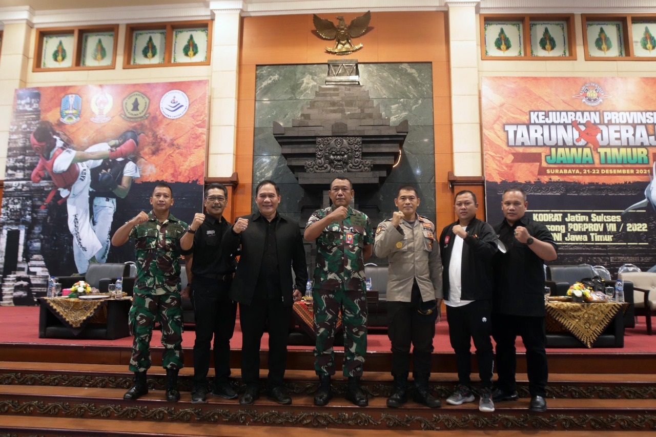 Ketum Kodrat Jatim, Bambang Haryo bersama pengurus dan undangan saat  pembukaan Kejurprov Tarung Derajat Jatim di Universitas Wijaya Kusuma (UWK) Surabaya. (ist)