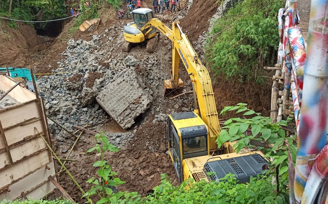 Dua alat berat diterjunkan untuk mencari korban yang tertimbun material jembatan yang ambruk (Foto / Metro TV)