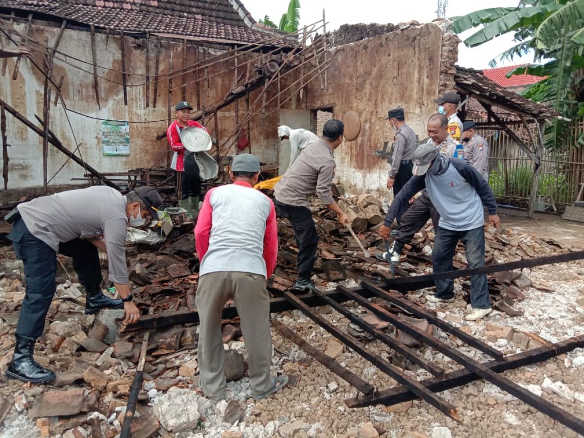 Kondisi rumah Pariyatmi yang roboh usai diguyur hujan (Foto / Metro TV)