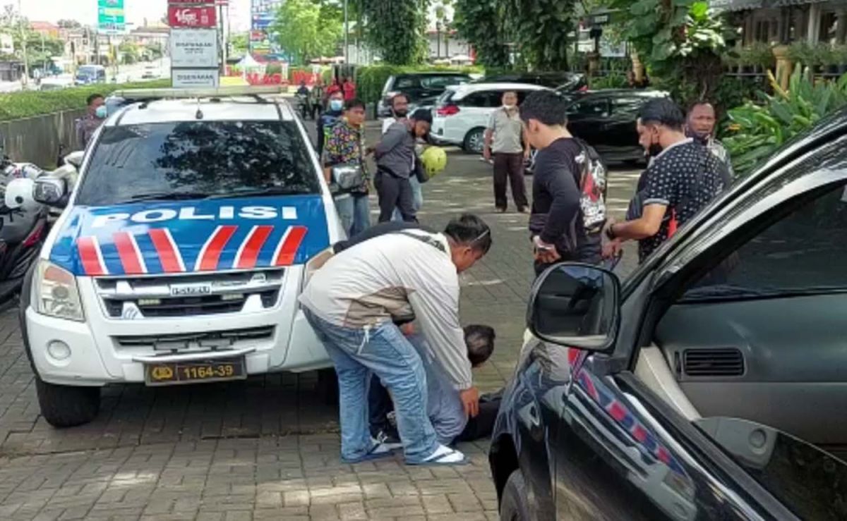 Detik-detik polisi menyergap 4 pelaku perampokan di Taman Dayu, Pasuruan (Foto / Metro TV)