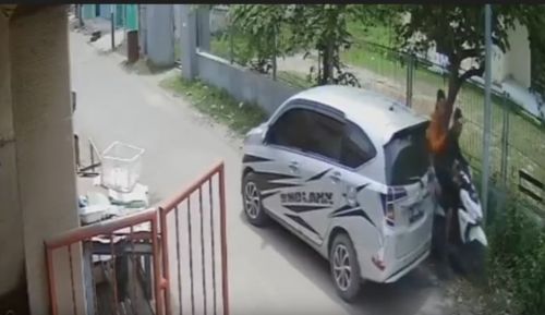 Aksi pencurian motor dengan cara menutupi dengan badan mobil terekam CCTV. (metrotv)