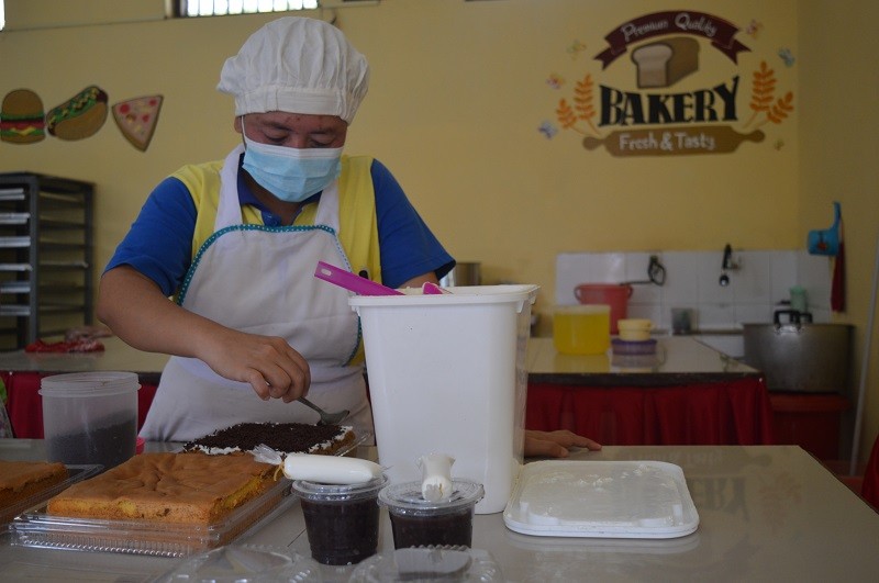 Kristina Andriani, saat membuat kue di Lembaga Pemasyarakatan (Lapas) Perempuan Kelas IIA Sukun Kota Malang, Jawa Timur/Dok. Lapas Sukun Malang.