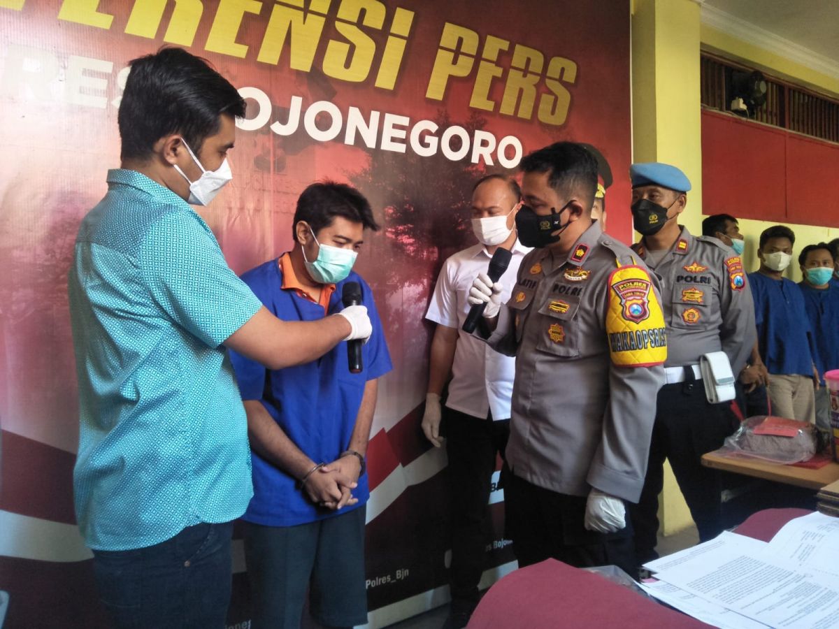 DS (33) warga Desa Ngampal, Sumberrejo, Bojonegoro ditangkap polisi (Foto / Metro TV)