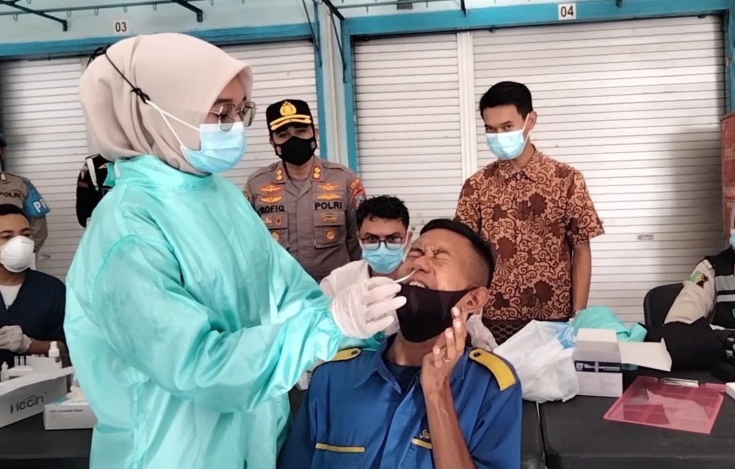 Kapolresta Mojokerto, AKBP Rofiq Ripto Himawan saat cek tes urine dan swab antigen sopir, awak kendaraan umum dan penumpang di Terminal Kertajaya (Foto / Metro TV)