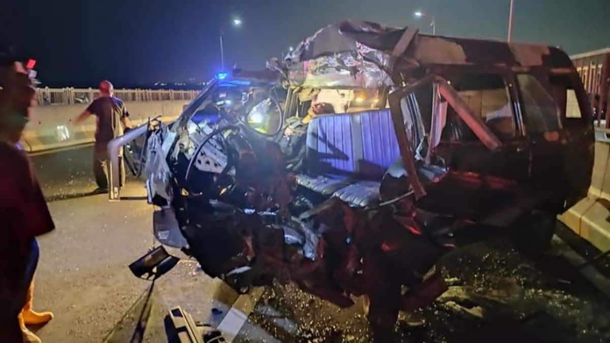 Pikap vs Fuso di Jembatan Suramadu, 7 Luka 2 Tewas