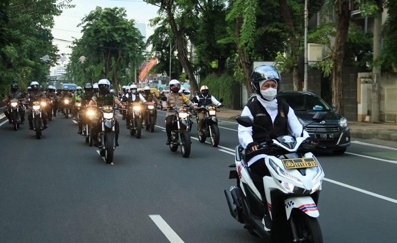 Gubernur Jawa Timur, Khofifah Indar Parawansa bersama forkopimda Jatim keliing gereja naik motor (Foto / Metro TV)