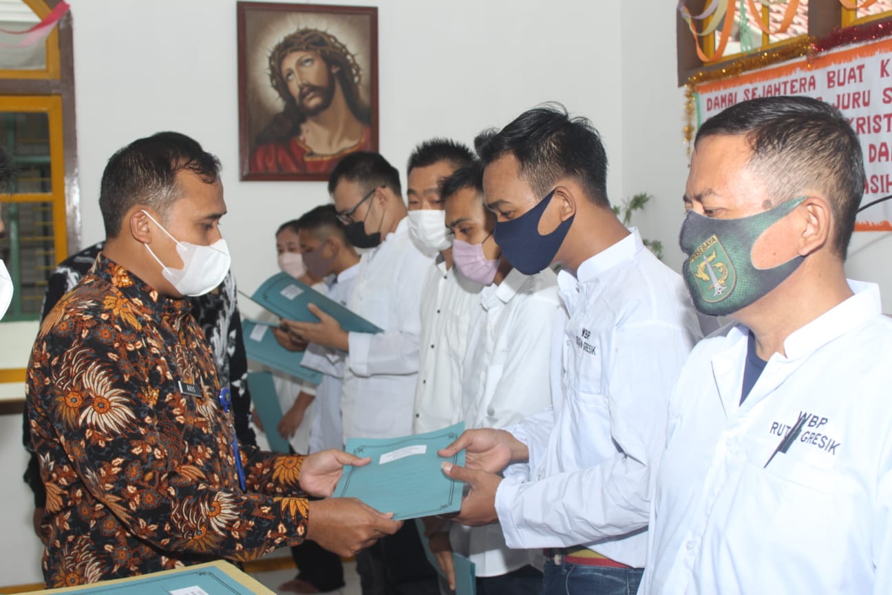 Kemenkumham Jatim memberikan remisi kepada 373 warga binaan (Foto / Metro TV)