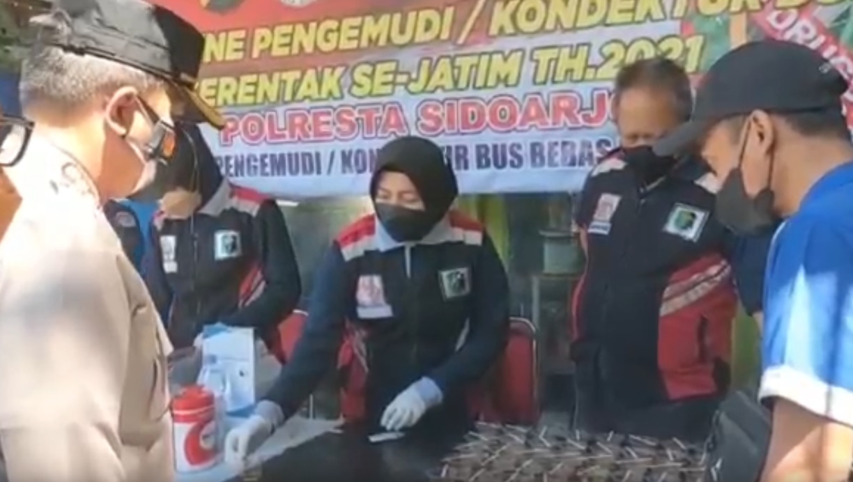 Kapolresta Sidoarjo, Kombes Kusumo Wahyu Bintoro memantau jalannya tes urine awak bus di Terminal Purabaya. (metrotv)