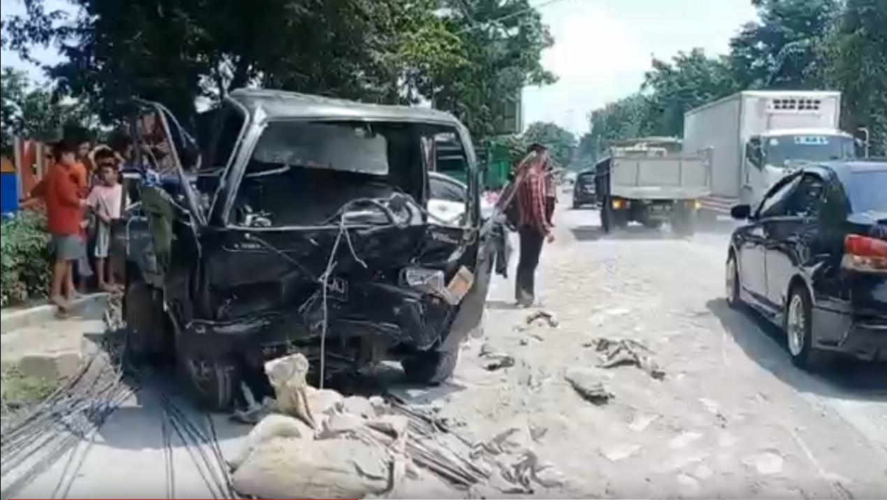 Pikap Terguling Tabrak Minibus, Sopir Mabuk Arak?