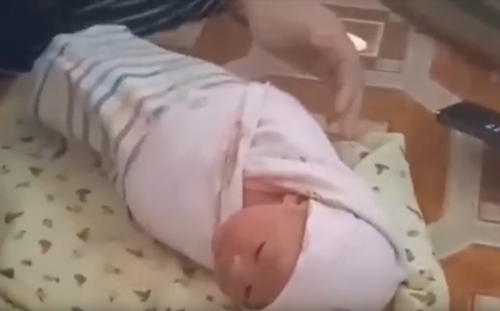 Kondisi bayi yang ditemukan di warung bakso masih terlihat sehat. (metrotv)