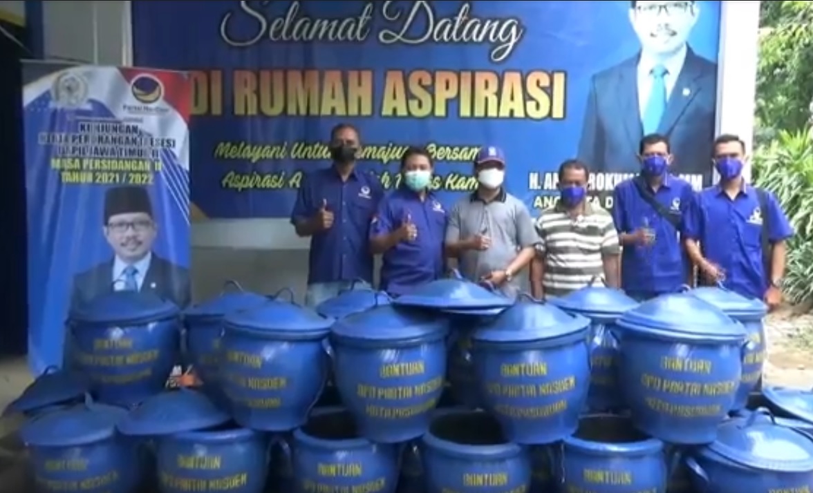 Anggota DPR RI Fraksi Nasdem, Aminurokhman menyerahkan langsung bantuan tempat sampah kepada warga Pasuruan. (metrotv)