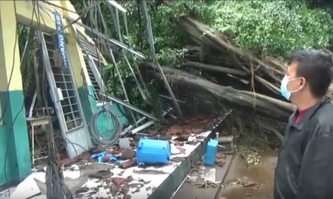 Pohon beringin tumbang menimpa ruang kelas SMAN 2 Kota Pasuruan. (metrotv)