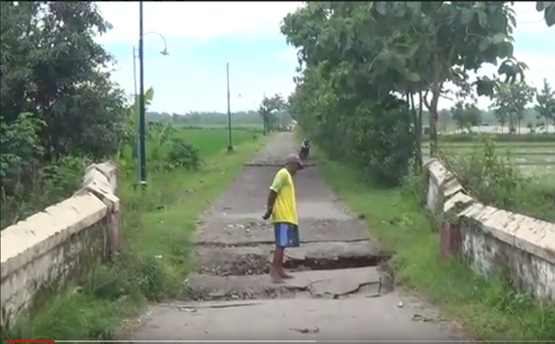 Jembatan di Desa Klagen, Kecamatan Barat, Kabupaten Magetan amblas. (metrotv)