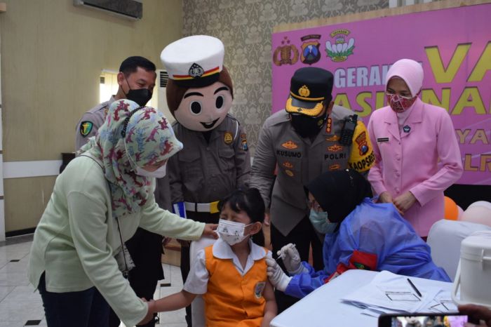 Polresta Sidoarjo bersama Yayasan Kemala Bhayangkari menggelar vaksinasi anak meski sedang libur sekolah. (MI)