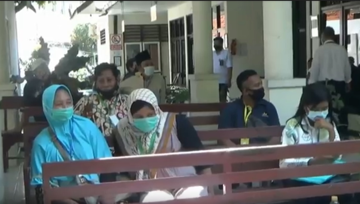 Antrean sidang di ruang tunggu Pengadilan Agama Kota Pasuruan. (metrotv)