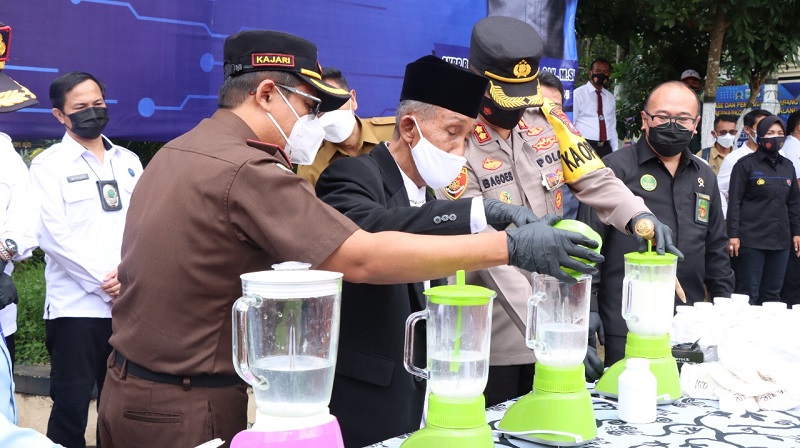 Pemusnahan barang bukti narkoba di Mako Polres Malang, Kabupaten Malang, Jawa Timur, Senin 27 Desember 2021. (Medcom.id/Daviq) 