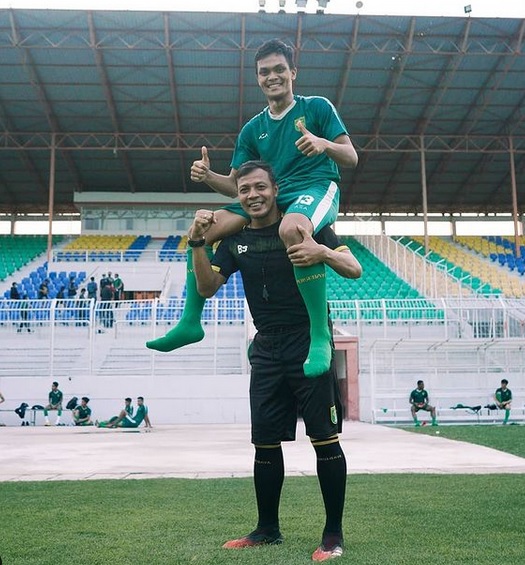 Bejo Sugiantoro saat mengendong putranya, Rahmat Irianto di Stadion Gelora Bung Tomo. (ig)