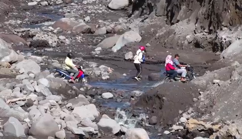 Jalur Lahar Dingin Semeru Kembali Dilalui Warga untuk Beraktivitas