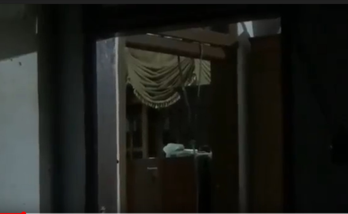 Seutas tali yang digunakan korban gantung diri terikat di pintu kamar. (metrotv)