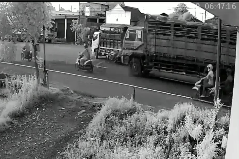 Terekam CCTV, Truk Tronton Lindas Pengendara Motor, Tewas!