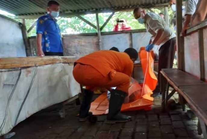 Petugas mengevakuasi mayat Tanti yang ditemukan tewas di warung dawet Ngawi (Foto / Metro TV)