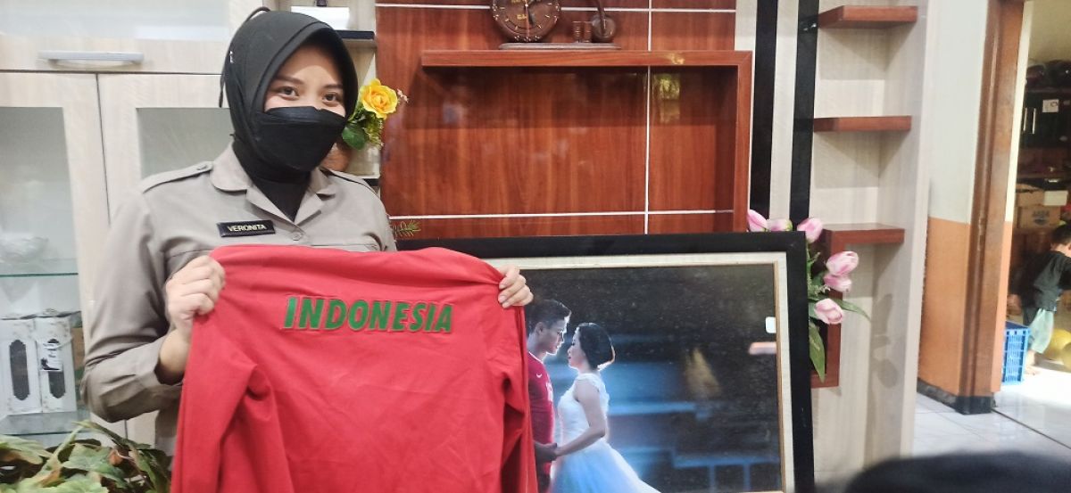 Briptu Veronita Anjar Rianto, Istri Pemain Timnas Indonesia Fachruddin Aryanto menunjukkan jaket kebanggaan milik suaminya (Foto / Metro TV)