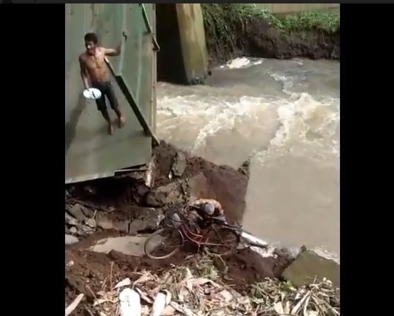 Seorang kakek terperosok ke sungai saat melintas jembatan yang tiba-tiba putus. (metrotv)