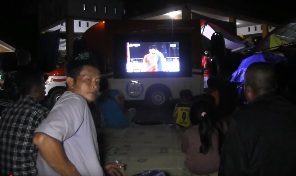 Pengungsi Semeru Nobar Timnas, <i>Piye Kok Kalah...