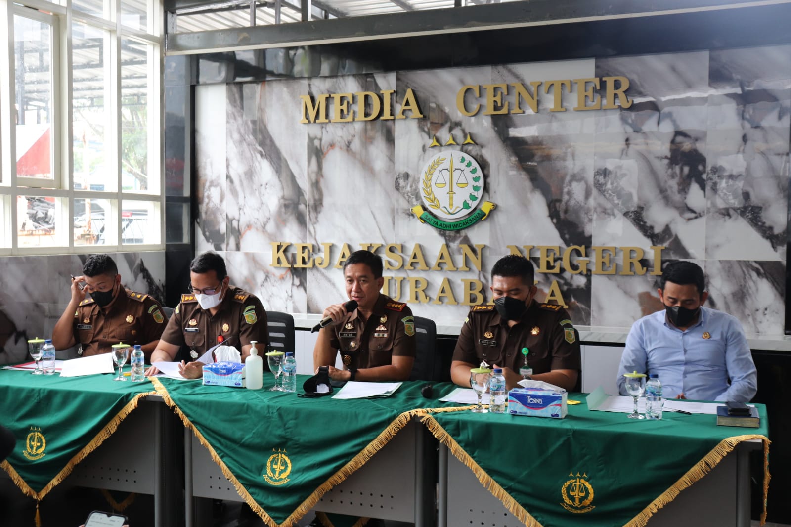 Kepala Kejari Surabaya Anton Deliantio saat menyampaikan laporan kinerjanya selama 2021 (Foto / Metro TV)