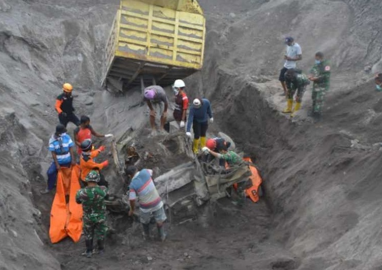 Dua korban erupsi Semeru ditemukan di truk pasir (Foto / Metro TV)