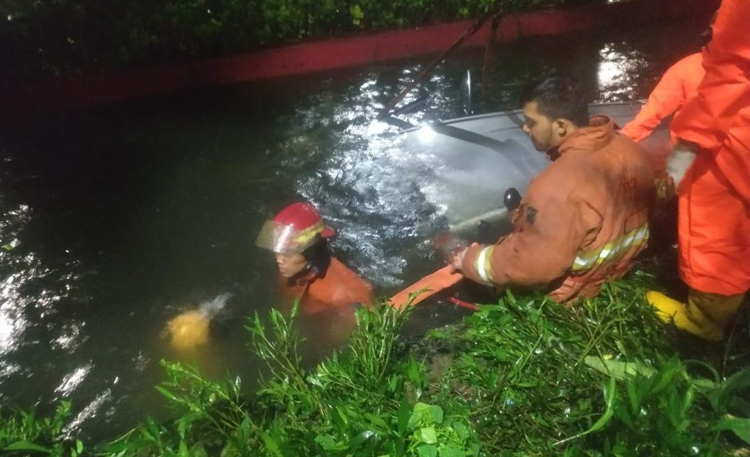 Petugas mencoba menderek mobil yang masuk sungai (Foto / Istimewa)