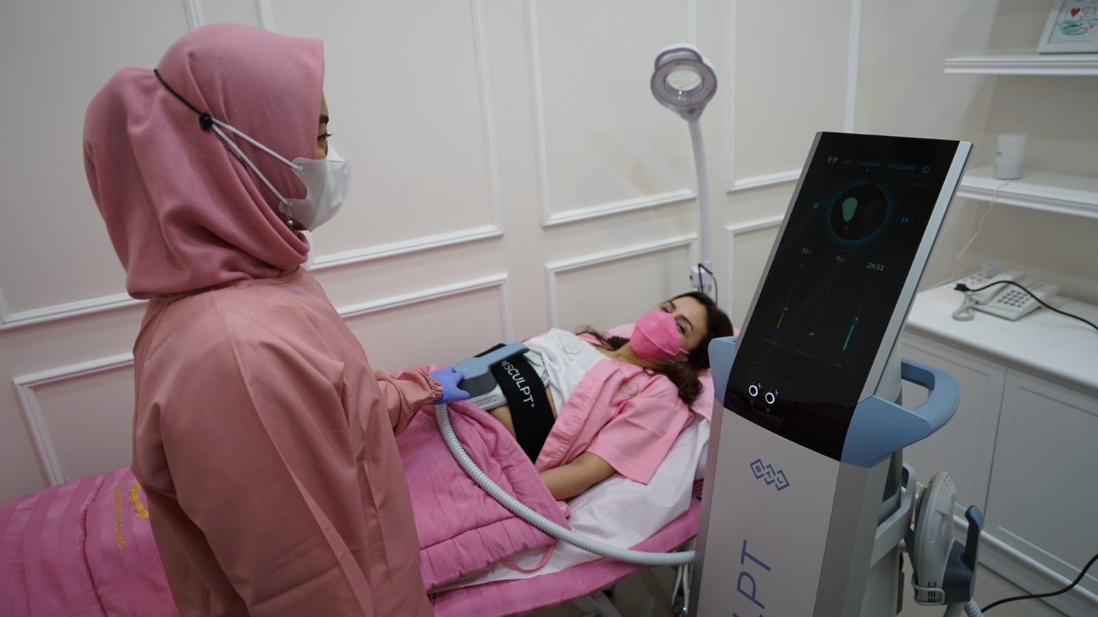  KLT Aesthetic Clinic Surabaya menunjukkan alat pembakar lemak canggih sebagai solusi melangsingkan perut secara instan (Foto / Istimewa)
