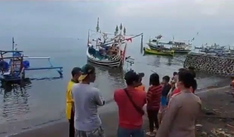 Polisi mengecek kondisi perahu yang tersembar petir (Foto / Metro TV)