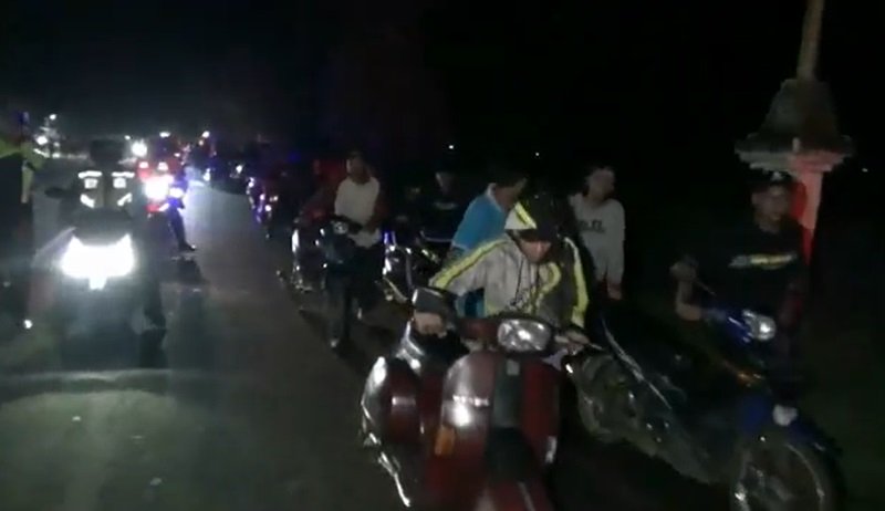 Ratusan pemuda mendorong motor ke Mapolres Tuban usai terjaring razia polisi (Foto / Metro TV)