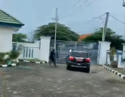 Tahanan Asal Palestina Kabur dari Rudenim Surabaya, Curi Mobil Tabrak Pagar!